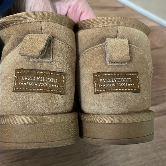 Evellyhoodt flat padded classic ankle snow boot, US size 8.5  (255) - Picture 2 of 4